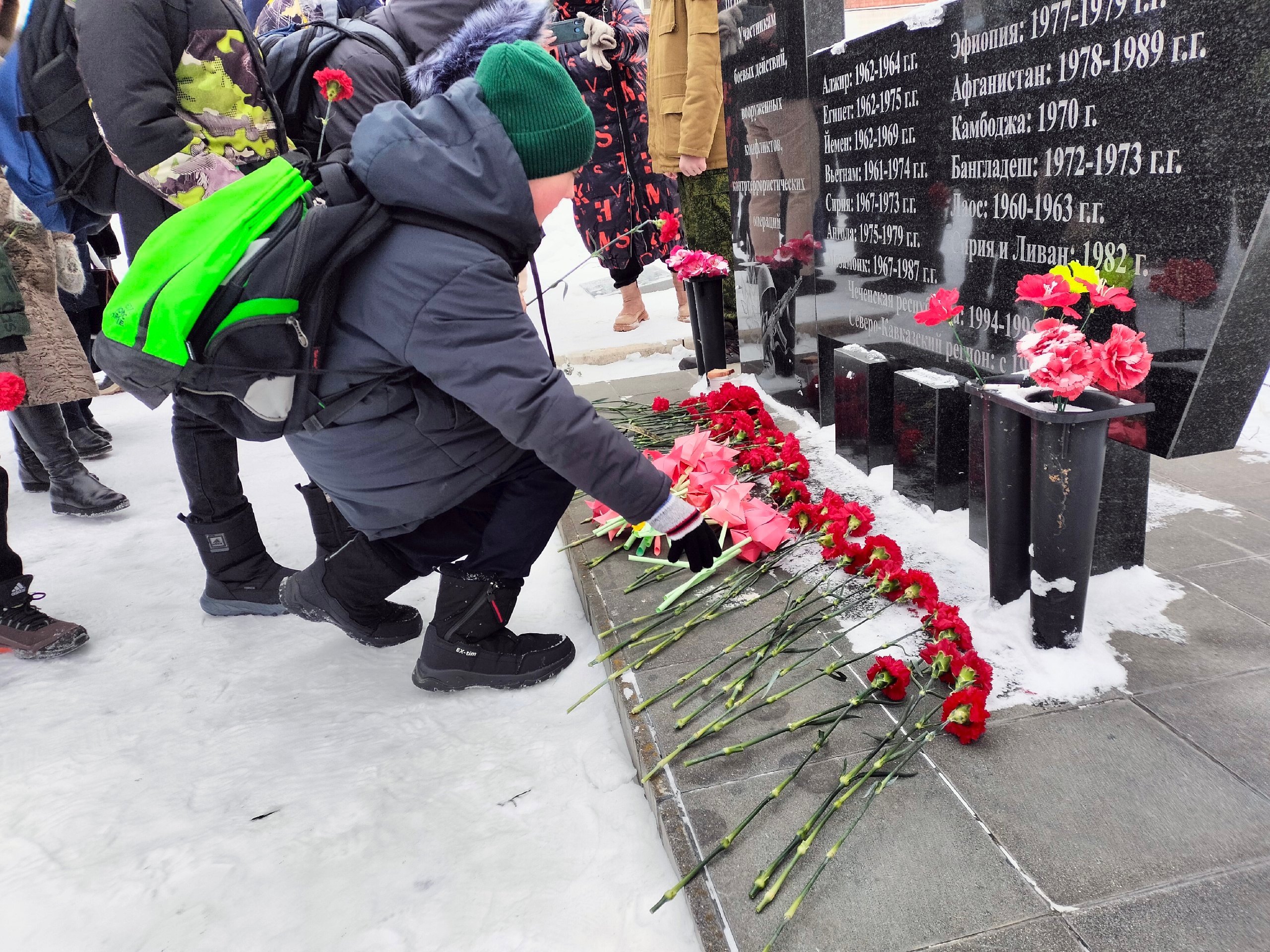 В Приволжске у памятника погибшим в локальных войнах прошел митинг, посвященный 35-летию вывода советских войск из Афганистана.