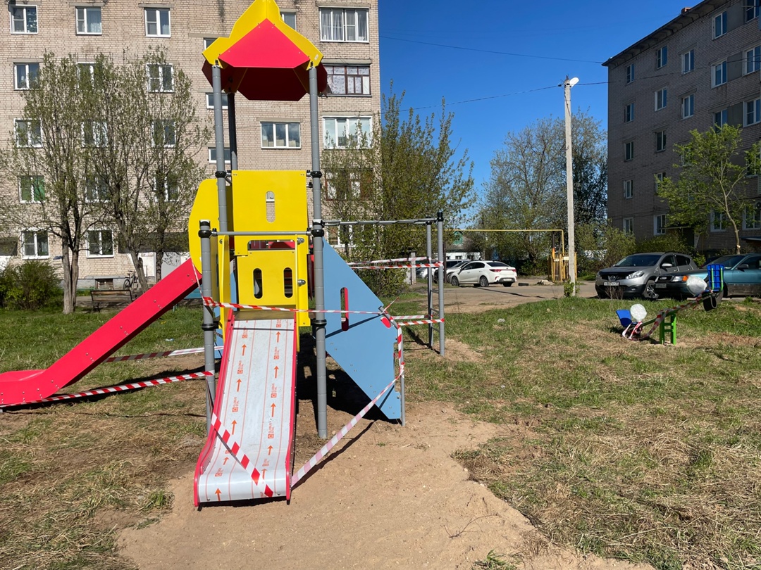 В большом густонаселенном микрорайоне появилась современная детская игровая площадка..