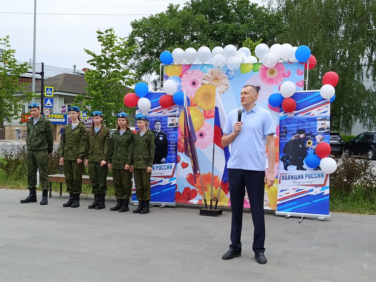Сегодня на городской площади Приволжска прошло мероприятие районного масштаба «Один день с полицией», которое было направлено на повышение уровня правовой грамотности и ответственности, профориентации и информирования молодежи Приволжского муниципального.