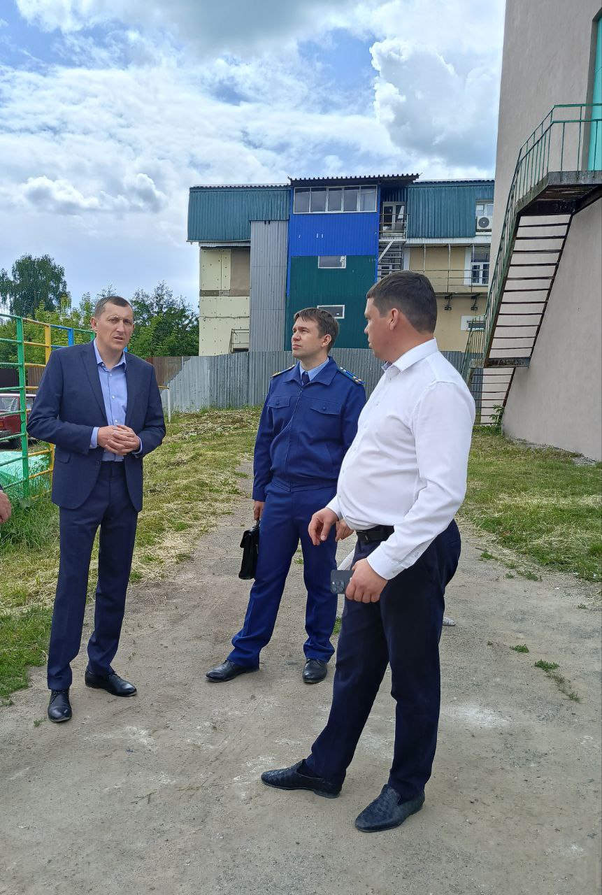 Глава Приволжского муниципального района А.Н. Уткин проверил ход ремонтных работ здания МКОУ СШ №12 г. Приволжска.