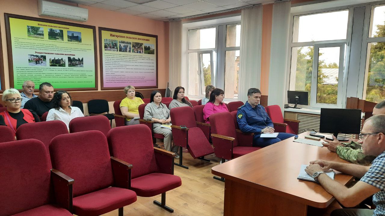 Глава Приволжского района А.Н. Уткин провел совещание по вопросам подготовки к отопительному сезону 2025-2026гг. с руководством ресурсоснабжающих организаций и управляющих компаний..
