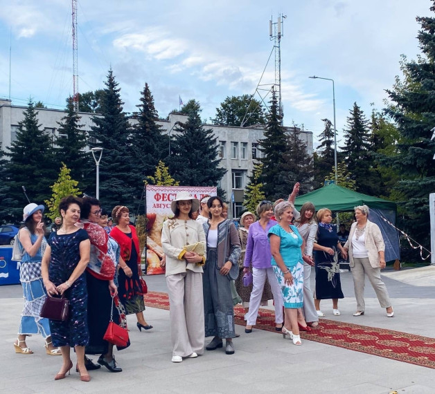 ДЕФИЛЕ МОДНИЦ.. ДЕФИЛЕ МОДНИЦ..